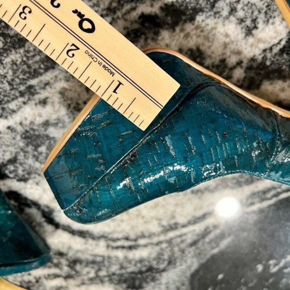 Tallulah Blu Sexy Teal Textured Round Toe Pumps - Picture 3 of 15